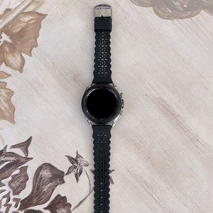 Samsung Galaxy 3 smartwatch with 5 bands!